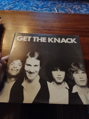 Get The Knack & The Police bokomslag - Två bokomslag med klassiska rocktema: 'Get The Knack' och 'The Police - Reggatta de Blanc'. Båda omslagen är svartvita med tydliga bandnamn och stilrena porträtt. Perfekt för dig som gillar retro och musikrelaterade böcker.