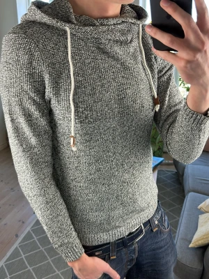 Stickad hoodie grå - Simpel och trendig, perfekt nu under våren! Mått: A:50 B:42 C:44 D:60 (cm) Skriv vid fundering😊🙌