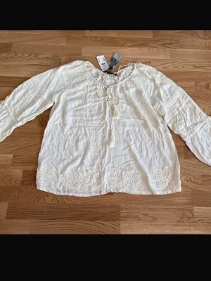 Ny topp Kappahl stl S - Ny topp från Kappahl x Terry O’Sein, storlek S. Nypris 399 kr.