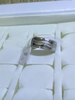 Bred silverfärgad ring med mönster - Snygg bred ring i silverfärg med ett graverat geometriskt mönster runt hela ringen. Ringen har en modern och stilren look som passar perfekt för dig som gillar detaljer. Stlk kvar 17-21 