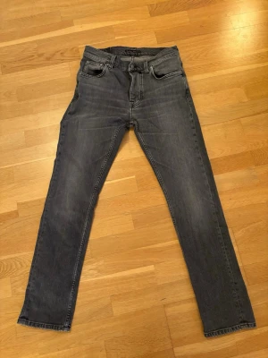 Nudie jeans  - Säljer ett par gråa jeans från Nudie. Storlek W29 L30, modell-Grim Tim, skick 8/10. Hör av er om ni har några frågor!