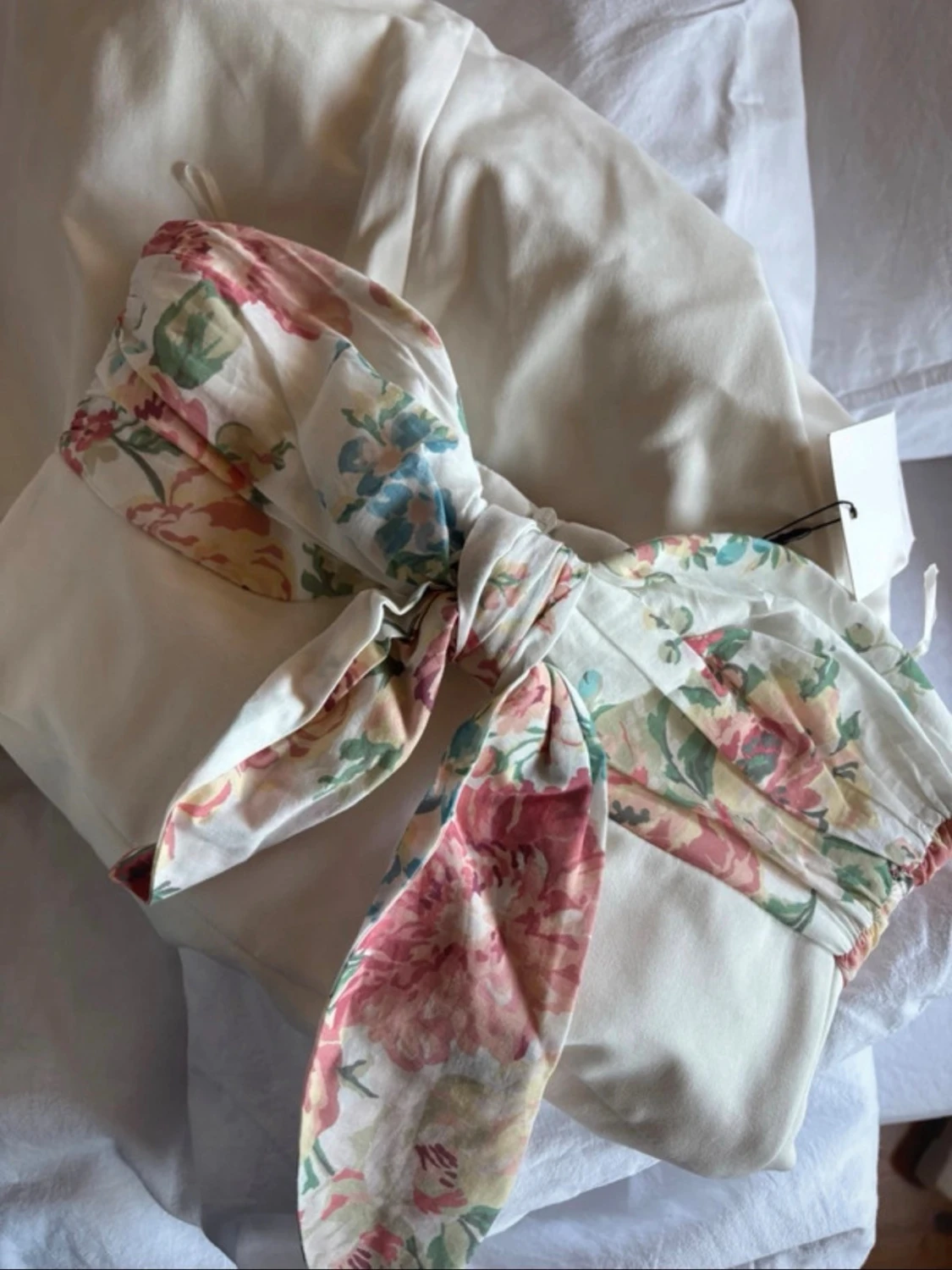 Vit kort klänning med blommig rosett - 2