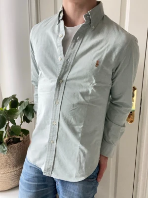 Ralph lauren skjorta  - Ralph lauren skjorta, Inga defekter! Modellen i bilderna är 180 cm 75 kg och bär Storlek S , Kom med frågor! 🌟 (Kan gå ned i pris vid köp av paket 😉) 