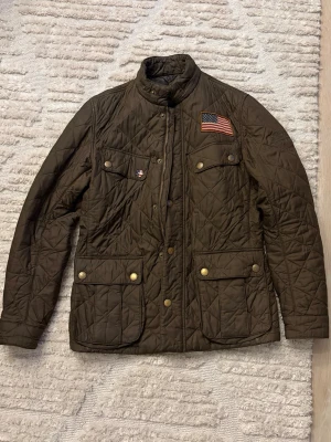 Barbour jacka - En unik vintage Barbour jacka i riktigt bra skick. Färgen är sjukt najs och passar perfekt till alla outfits för att göra den lite bättre🇺🇸✅Nypris ligger på mer än 4000kr