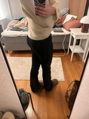 Svarta Nelly jeans - I mycket fint skick då de endast är använda enstaka gånger. Kan sälja via v¡ntẽd också!