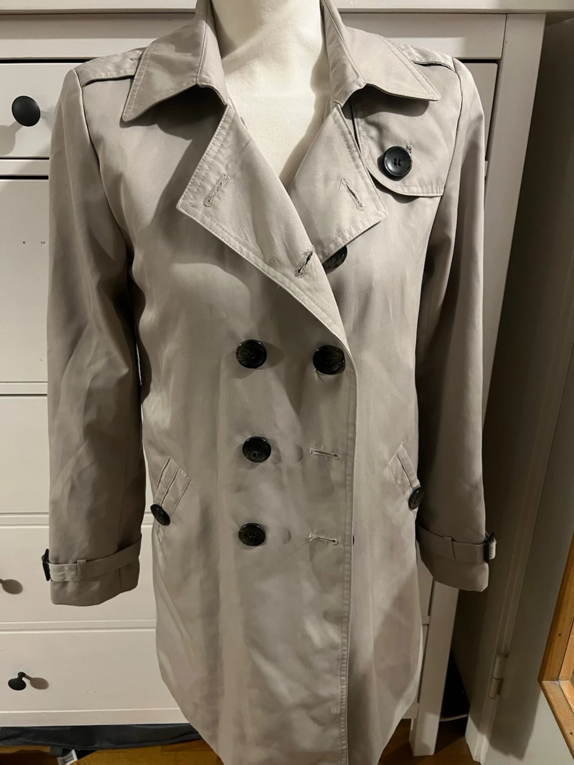 Beige trenchcoat med dubbelknäppning
