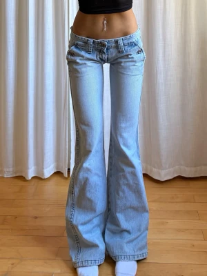 Lågmidjade jeans  - Midjemått: 38 Innerbenslängd: 82 Grenhöjd: 18 Lår: 23 Jag är 165cm⭐️