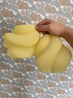 Citrongul lampskärmar snurriga glass 2 st - 2 st citrongula väldigt fina lampskärmar passande e14 sockel. (Köps på ikea för 49kr modell stråla)