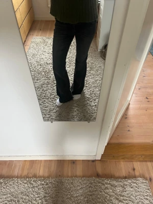 Jättesnygga svarta bootcut jeans - Säljer ett par jättesnygga svarta bootcutjeans. De är utsudda med ett annat tyg så att de blir bootcut (man kan se på tredje bilden). Jeansen är i jättebra skick och nästan aldrig använda!Jag skulle också säja att de är små i storleken!🩷🩷🩷