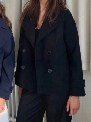 Svart kappa  - Super snygg svart kappa från design by si i storlek xs/s. Lappen i jackan har lossnat på ena sidan (se sista bild) och den är lite nopprig. Dock inget man tänker mycket på!💞 nypris 757kr säljer direkt för 299kr🥰