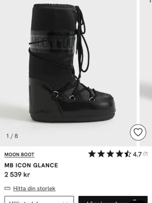 Svarta Moon Boot Icon Glance boots - Skriv om du vill ha egna bilder på dem!❤️Säljer ett par svarta Moon Boot Icon Glance boots med hög skaft och snörning runt om. Perfekta till vintern för en trendig cool look!