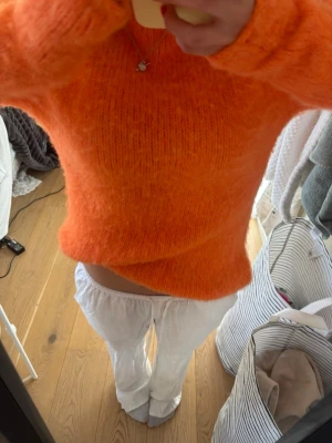 Orange stickad tröja från Zara - Stickad tröja från Zara i strl S! Endast använd fåtal gånger. Super bra skick