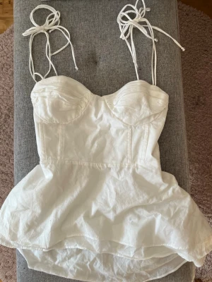 Linne - Jätte snyggt och fint vitt linne från Zara i storlek xs/24❣️