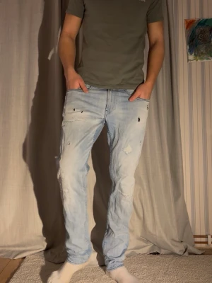 Replay jeans 34 - Säljer nu dessa galet feta jeansen från Replay storlek 34/34 Modellen är 188cm och väger 78kg  Total längd: 109cm Benöppning: 18cm Midja: 45cm  Priset kan som alltid diskuteras, hör av er vid minsta fundering! Mvh Charlie