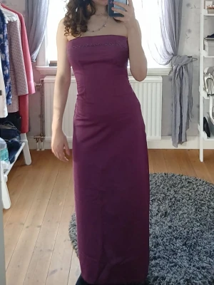 Lila klänning  - Pendlar mellan Alingsås - Skövde vardagligen. Med jämna mellanrum är jag även i Uppsala. Säg gärna till om ni vill mötas och slippa betala frakten och den extra kostnaden plick lägger till på priset. Ni swishar  isåfall :) 