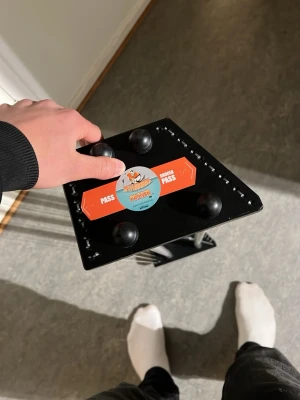 My floorball passer-saucer  - Detta är en innebandy passare fungerar utmärkt för dom som vill öva lite utanför och då man kan passa med den. Perfekt om du har en skottramp elr om du bara vill öva passningar på innebandyn 