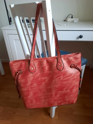 Röd väska - Jättefin röd väska från en butik i Italien, får plats med laptop, enda defekterna syns på sista bilden! Pris kan diskuteras