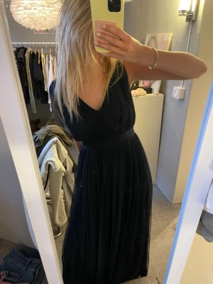 Balklänning Marinblå 💙 - Säljer min så fina balklänning, köpt ifrån Next för några år sedan! Endast använd en gång så i toppskick. Nypris runt 1300 har jag för mig- säljer för 400 kr! Klänningen har band baktill som man knyter 💙Passar S-Xs 