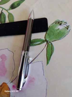 Silver mettal penna med stift - Mycket fin och bra material passar perfekt till skolan jobbet eller helt änkelt en bra present.
