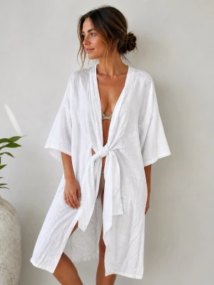 Vit strandkimono i linne STAJL - Snygg vit strandkimono i luftigt linne med knytband framtill och vida trekvartsärmar. Perfekt att slänga över bikinin på stranden för en avslappnad och fräsch look. Enkel och stilren design som passar till allt. Märket är Stajl och det är 100% linne. Skulle säga att de är storlek M/L.