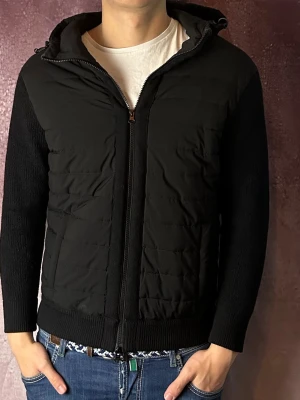 Gran sasso cardigan - Mycket fint skick | Size 50 ≈ S/M (modellen är 188 cm 75 kg) | fraktar spårbart inom 24 timmar | för att köpa klicka ”köp nu” | vid frågor eller funderingar skriv ett meddelande | följare får bättre rabatter🙌