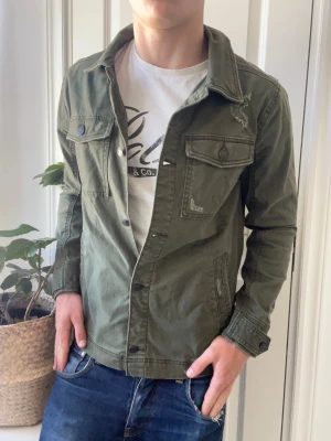 Hollister overshirt  - Hollister overshirt - har en vintage look till sig. Där det är mer slitet typ. Sjukt snygg, Inga defekter! Modellen i bilderna är 180 cm 75 kg och bär Storlek S , Kom med frågor! 🌟 (Kan gå ned i pris vid köp av paket 😉) 