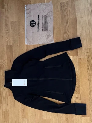 Lululemon jacket - Lululemon define jacket, endast testad Storlek:2 tveka inte på frågor.