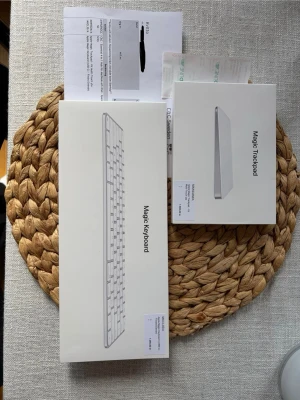 Apple Magic Keyboard och Magic Trackpad - Säljer ett Apple Magic Keyboard och en Magic Trackpad, båda i oöppnad originalförpackning.