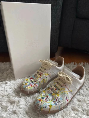 Maison Margiela Paint Splatter Gats - Maison Margiela Paint Splatter Gats | Storlek 40 | Bra skick! | NFC tag funkar | Allt OG medföljer | Online kvitto från MerchSweden finns | Nypris 5499kr | Perfekta inför sommaren |
