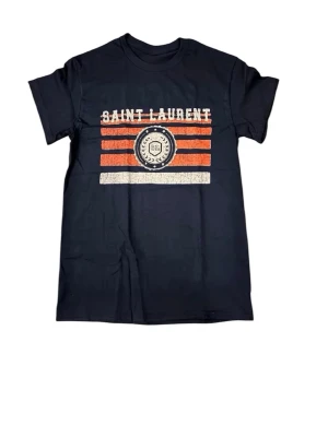 Saint Laurent t-shirt - Riktigt fet och eftertraktad t-shirt med Saint Laurent loggan i storlek S. Väldigt bra skick! Obs: Jag är lite osäker på äktheten då lappen i nacken saknas, därför säljs den billigare (499 kr, nypris ca 3000 kr). längd cirka 65cm, bredd cirka 44cm. Tveka inte att höra av dig vid frågor eller funderingar!