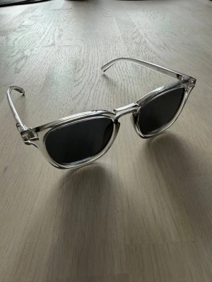 Solglasögon  - Snygga solglasögon av märket Le Specs med transparent båge och svarta glas. Klassisk fyrkantig form som passar till de flesta stilar. Använda fåtal gånger och dem är i perfekt skick med inga repor. Modellen heter: no biggie och ny pris ligger på 700 kr. Pris kan diskuteras vid snabb affär. ☺️