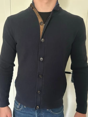 Massimo dutti kofta  - Säljer denna kofta från Massimo dutti i storlek M bra skick 