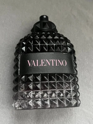 Valentino parfym - Säljer nu min valentino parfym då den inte kommer till användning! Det är 65ml kvar i flaskan, hör av er vid mer frågor!