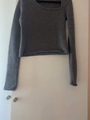 Stickad tröja  - Jätte fin grå stickad tröja med cool ur-ringning 