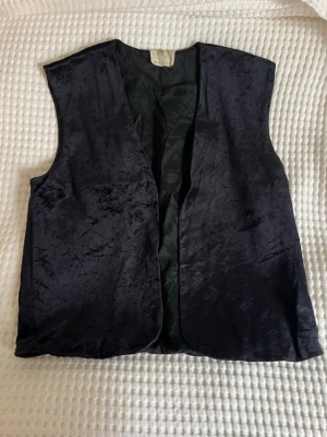Vintage sammetsväst - Svart vintage sammetsväst. Storlek 36 men passar även en 34. I fint skick 🌸