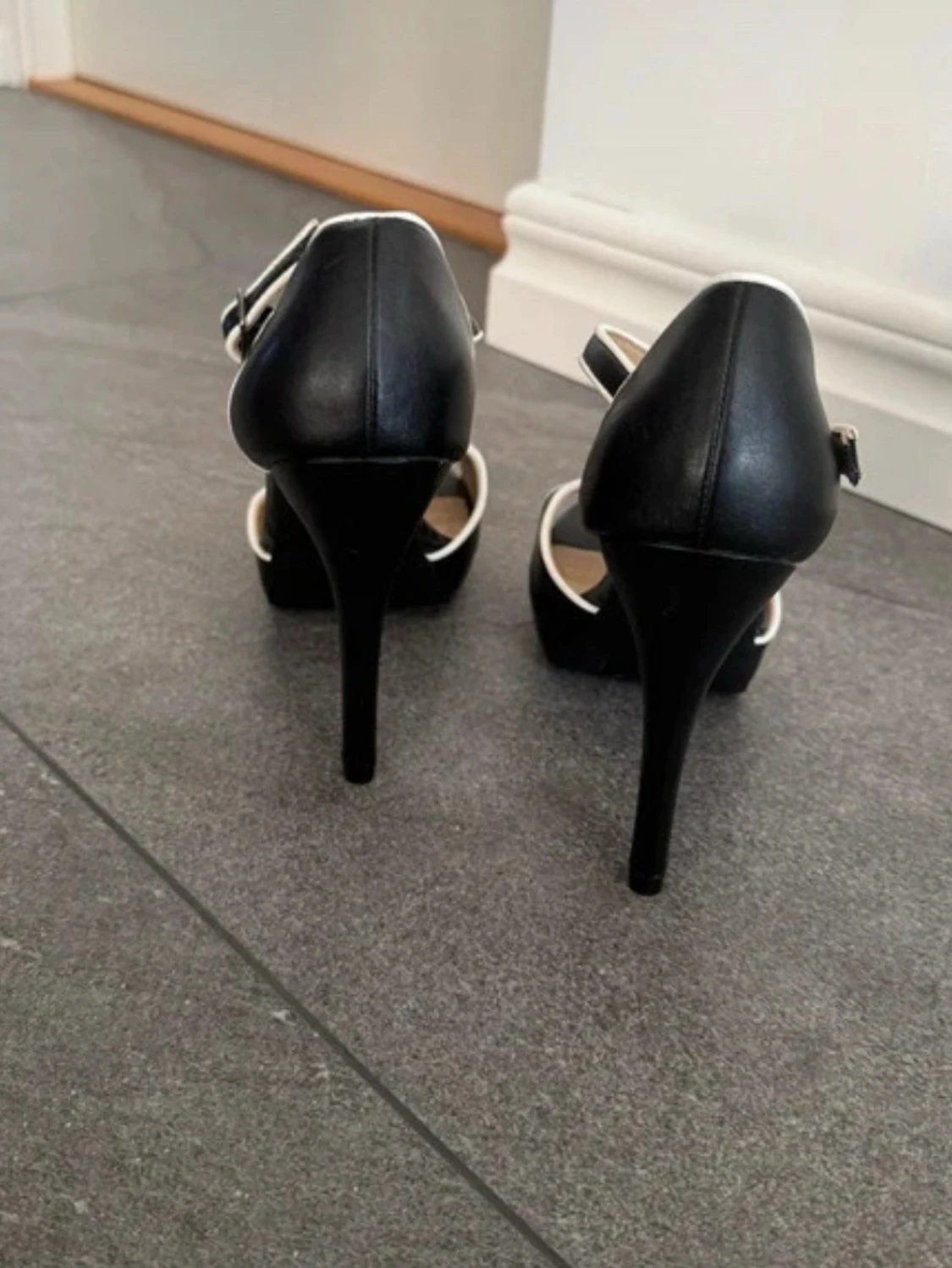 Svarta pumps med vit kant - 2
