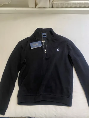 Ralph Lauren Quarter zip - Helt ny svart Quarter zip med vit märke, passar som storlek XS/S