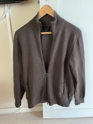  ziptröja i kashmir från Massimo Dutti - Brun grån ziptröja från Massimo Dutti i ull och kashmir. Tröjan är i fint skick, lite nopprig fram till bara!