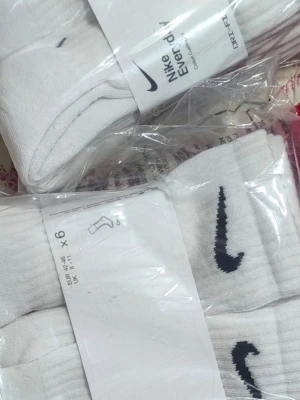 Vita Nike Dri-Fit strumpor två 6-pack - Säljer två 6-pack vita Nike Everyday Dri-Fit strumpor med svart Nike-logga. Strumporna är ribbade och tillverkade i bomullsmix för extra komfort. Perfekta för dig som gillar sportig stil och vill ha klassiska, snygga strumpor i garderoben.