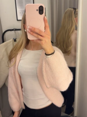 Ljusrosa fluffig kofta - Jättefin kofta från Lindex, helt ny med prislappen kvar💗 Storlek XS/S