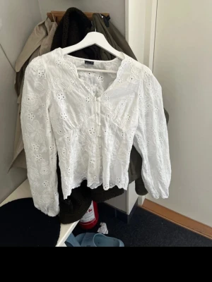 Gina blus  - Eftertraktad och slutsåld super fin blus från Gina tricot💓💓💓säljs då den var för liten.Öppen för bud 