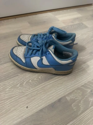 Nike Dunk Low baby blue - Slitna dunks, använt mycket. köpta för 5 år sen