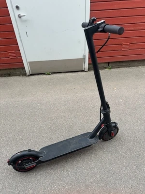 Svart elscooter med röda detaljer - Elektrisk scooter i svart med röda detaljer på hjulen. Den är helt ny använde den i cirka en månad. Den är på bra skick men när man lägger den på ladd så har den full ladd men när man tar bort så startar den inte det är lätt att fixa men vi har inte tid.  PRIS KAN DUSKETERAS!!