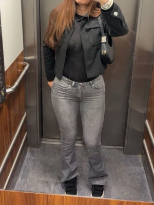 Grå bootcut jeans från only - Säljer ett par snygga grå bootcut jeans från only! Råkade köpa två par så nu har jag ett till par som är helt oanvänt som jag inte orkade lämna tillbaka och nu har returtiden gått ut🥲därför säljer jag ena paret, orginalpriset är 550kr men jag säljer de för 300kr 