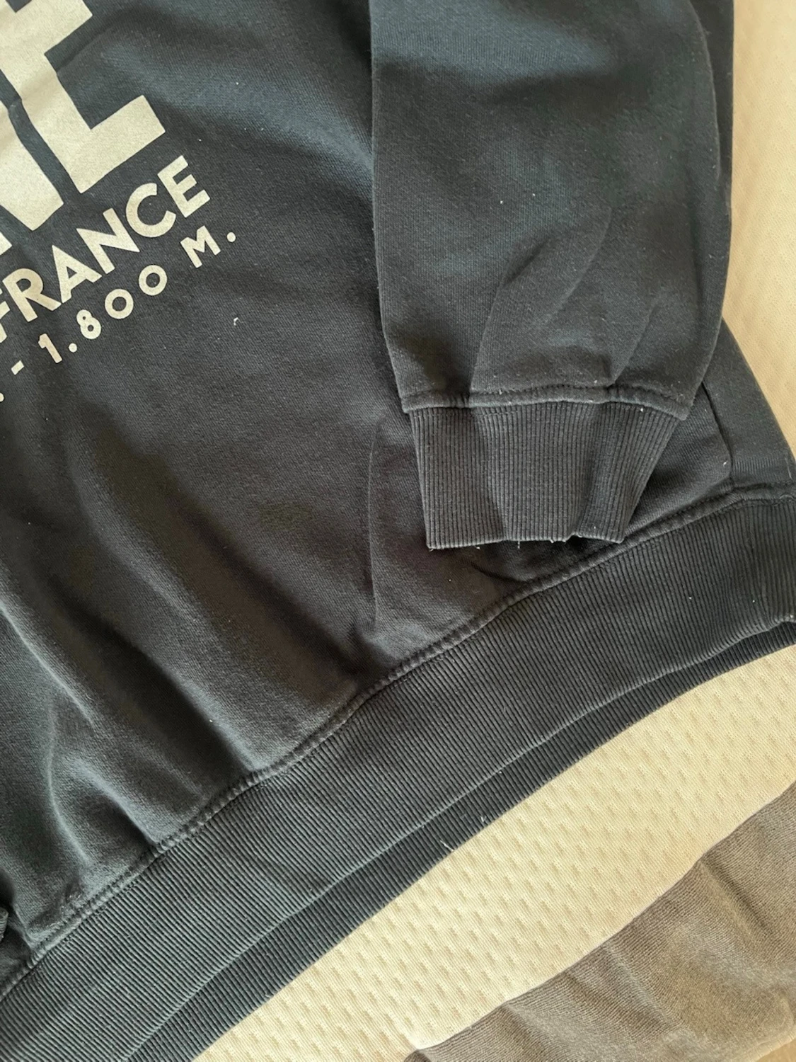 Svart sweatshirt med Morzine-tryck - 4