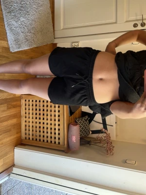 Svarta träningsshorts från SOC - Svarta träningsshorts från SOC med elastisk midja och dragsko. Lätta och bekväma, perfekta för sport eller chill. Klassisk design utan synliga loggor framtill och med mjukt material som känns skönt mot huden.
