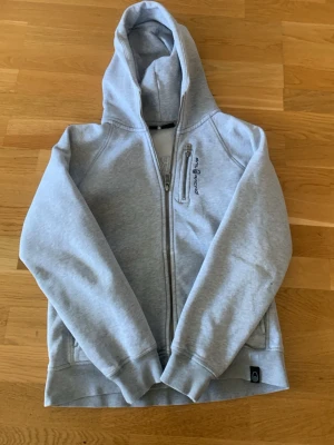 Sail Racing tröja - Säljer denna gråa Sail Racing tröja i Stl 160 cm men passar i nån cm till, den är i mycket bra skick 