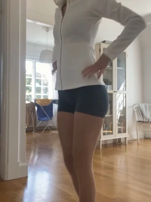 Mörkgröna träningsshorts och sport-bh från Relode - Säljer ett helt set, dvs sportbh och shorts, ifrån Relodes mercy kollektion.