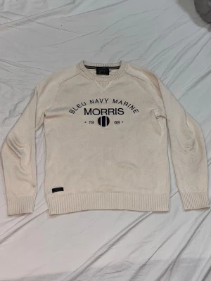 Stickad Morris Tröja - Skick 8/10 syns på bild, Liten skada men ingen som syns för armen täcker de / Storlek S / Bara att  höra av dig vid frågor och intresse!