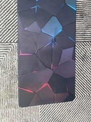 Stor gaming musmatta med mönster - Säljer en stor gaming musmatta med geometriskt mönster i svart, blått och rött. Mattan har en mjuk yta och sydda kanter för extra hållbarhet. Perfekt för dig som vill ha gott om plats för både mus och tangentbord vid datorn.